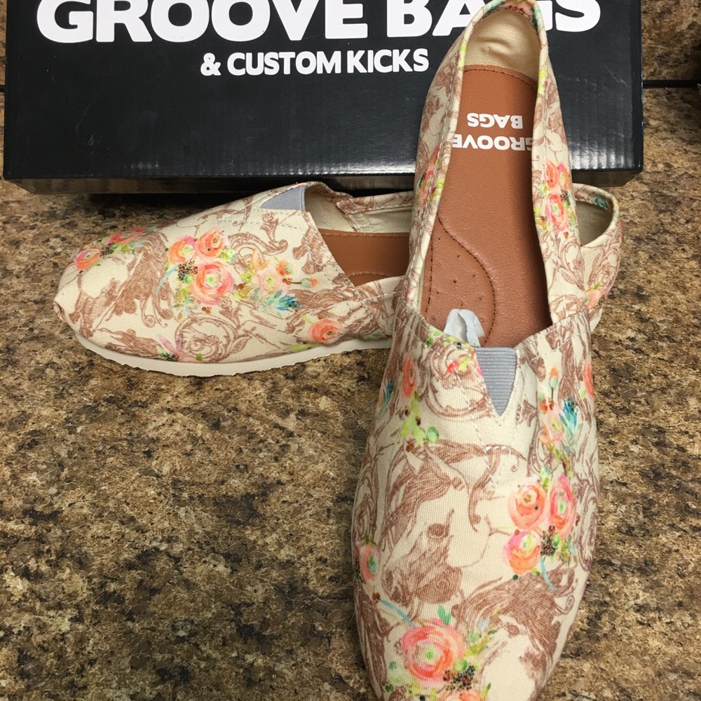 Women’s Groove horse themed shoes size 9.5 NEW!